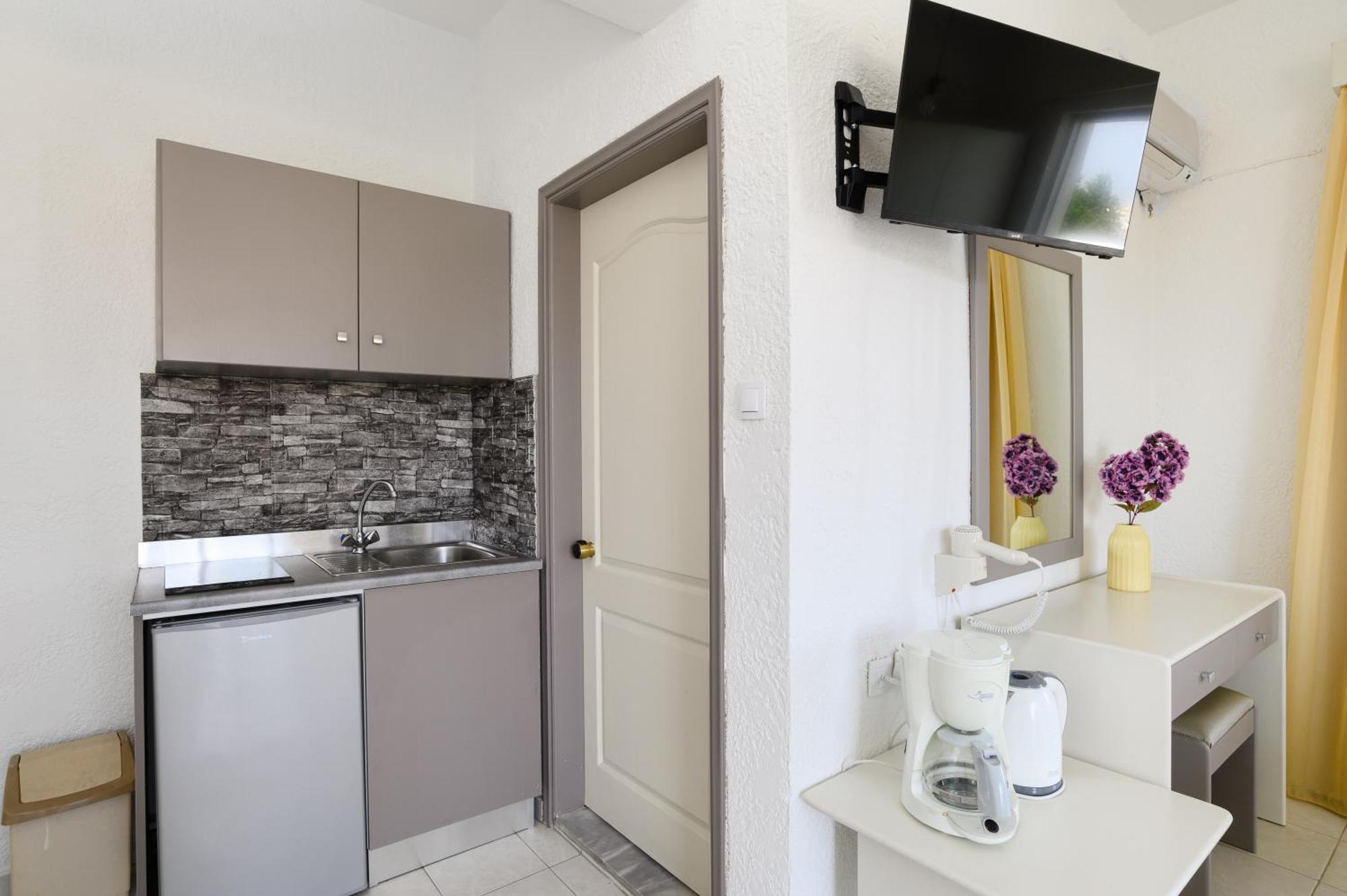 Eugenia Studios & Apartments Іялісос Екстер'єр фото